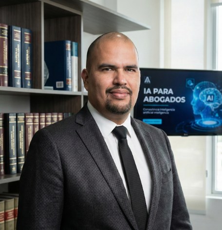 Lic. Jorge Fabián Martínez Sánchez frente a su biblioteca jurídica